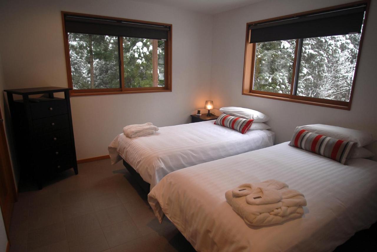 Bears Den Mountain Lodge هاكوبا الغرفة الصورة